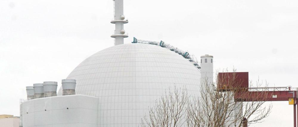 Blick auf das Kernkraftwerk Brokdorf an der Elbe.