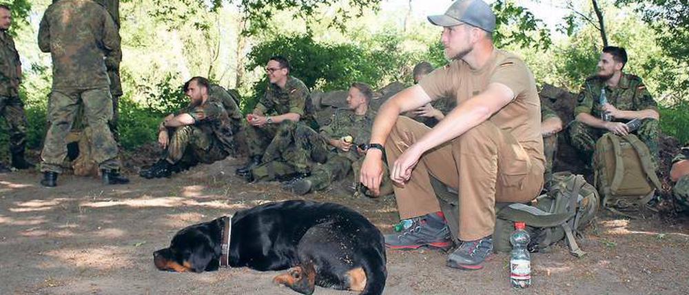 Kilometer 600. Alexander Sedlaks Rottweiler Bruno ist Teil seiner Therapie. Er zwingt ihn dazu, aus dem Haus zu gehen.