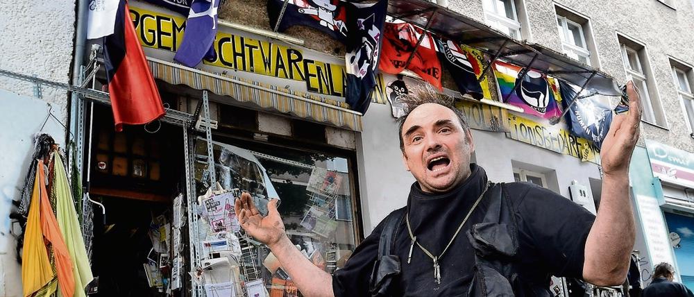 Hans Georg Lindenau vor seinem "Gemischtwarenladen für Revolutionsbedarf" in der Kreuzberger Manteuffelstraße.