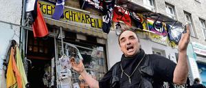 Hans Georg Lindenau vor seinem "Gemischtwarenladen für Revolutionsbedarf" in der Kreuzberger Manteuffelstraße.