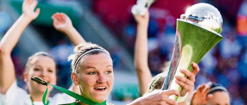 Dann feiert frau schön, aber bitte nicht in Wolfsburg! Wolfsburgs Alexandra Popp hält den Pokal in den Händen. 