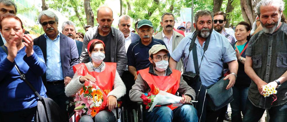 Semih Özakcaa (Mitte) and Nuriye Gülmen (3.v.l.), beide in Rollstühlen, hungerten in Ankara aus Protest gegen ihre Entlassung. Jetzt sind sie festgenommen worden.