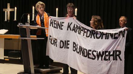 Proteste bei einem Bittgottesdienst mit Bundesverteidigungsministerin Ursula von der Leyen. 