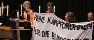 Proteste bei einem Bittgottesdienst mit Bundesverteidigungsministerin Ursula von der Leyen. 
