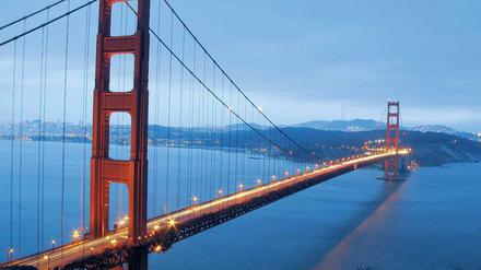 Wahrzeichen von San Francisco. Selbst ein Erdbeben der Stärke 7,1 im Jahr 1989 konnte der 2,7 Kilometer langen Hängebrücke nichts anhaben.