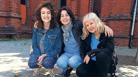 Die Heilig-Kreuz-Gemeinde von Pfarrerin Ute Gniewoß (r.) hat eine Partnergemeinde in Brooklyn. Esme und Jennifer Trontz sind zu Gast in Berlin.