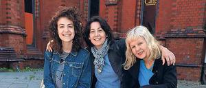 Die Heilig-Kreuz-Gemeinde von Pfarrerin Ute Gniewoß (r.) hat eine Partnergemeinde in Brooklyn. Esme und Jennifer Trontz sind zu Gast in Berlin.