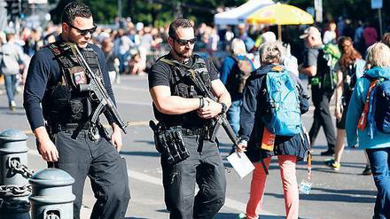 Gut bewaffnet. Die Polizei zeigt Präsenz bei den Veranstaltungen des Kirchentags - und wird dies auch beim Pokalfinale tun.