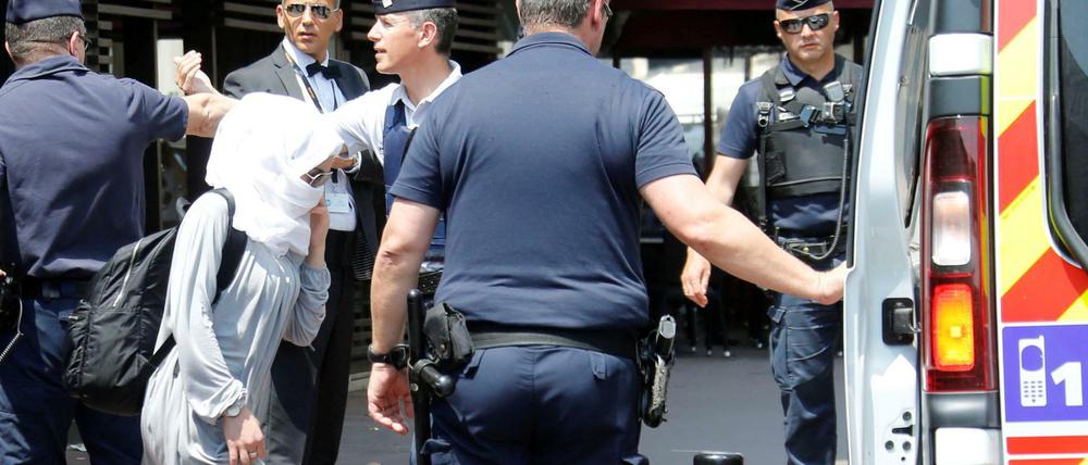 Beim 70. Filmfestival in Cannes wollte der Geschäftsmann und Aktivis Rachid Nekkaz Burkin-Mode am Strand demonstrativ vorführen. Die französische Polizei hat das verhindert.