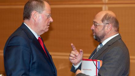 Wer gibt hier wem Ratschläge? Martin Schulz unterhält sich Ende Oktober 2012 am Rande einer SPD-Vorstandsitzung mit Peer Steinbrück, der damals gerade zum Kanzlerkandidat ausgerufen worden war.