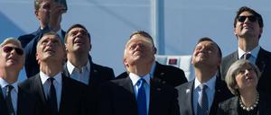   König Philippe von Belgien, Nato-Generalsekretär Jens Stoltenberg, der griechische Premier Alexis Tsipras, US-Präsident Donald Trump, Polens Präsident Andrzej Duda, Großbritanniens Premierministerin Theresa May und Kanadas Premier Justin Trudeau sehen Flugzeugen über dem neuen Nato-Hauptquartier in Brüssel nach. 