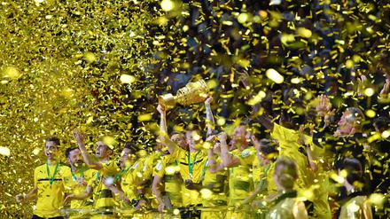 Da ist das Ding. Borussia Dortmund ist Deutscher Pokalsieger 2017.