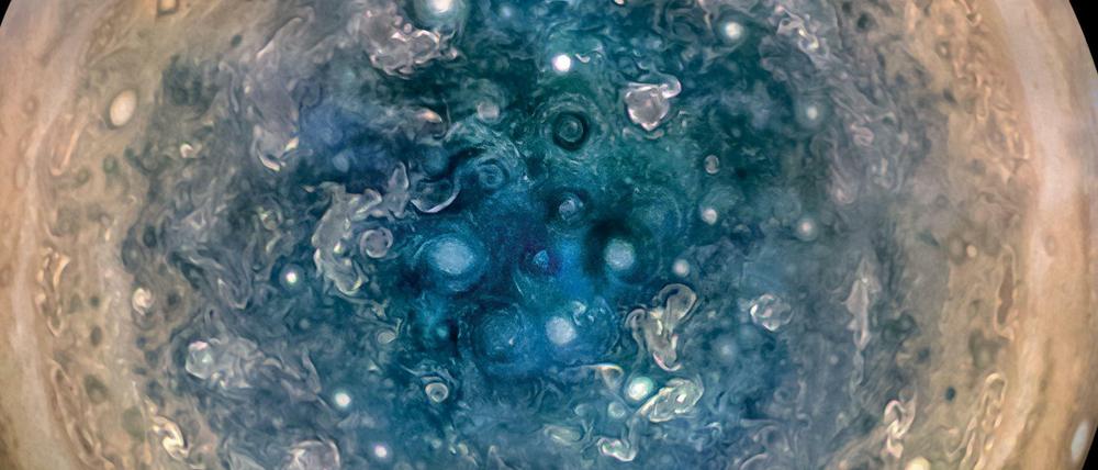 Die ovalen Strukturen an den Polen von Jupiter sind Wirbelstürme mit einem Durchmesser von bis zu 1000 Kilometern.