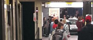 Ein silberfarbenes Auto steht nach einem Unfall an einer Treppe der U-Bahn-Station Bernauer Straße.