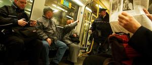 In der U-Bahn wird häufig kontrolliert. Jetzt soll das Schwarzfahren auch in Bussen erschwert werden.