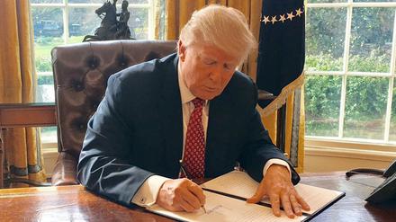 US-Präsident Donald Trump unterzeichnete am 06.03.2017 in Washington, USA, ein neues Einreiseverbot. Ein Gericht entschied nun, dass es außer Kraft bleibt.