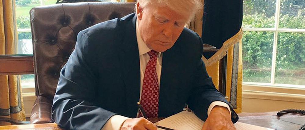US-Präsident Donald Trump unterzeichnete am 06.03.2017 in Washington, USA, ein neues Einreiseverbot. Ein Gericht entschied nun, dass es außer Kraft bleibt. 