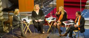 Auf Distanz: AfD-Vertreterin Anette Schultner (zweite von links) und der Berliner Bischof Markus Dröge. Dazwischen die Journalistin Liane Bednarz, ganz links Moderatorin Bettina Warken.