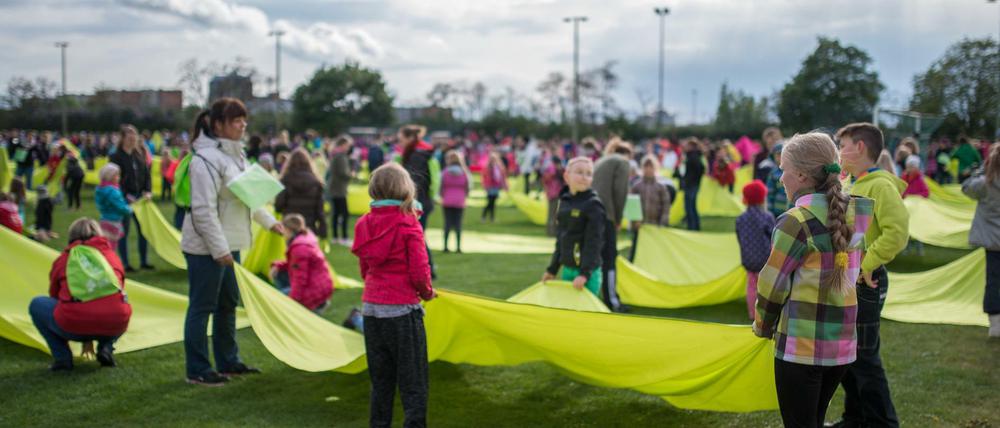 Auf einem Sportplatz in Berlin proben Kinder für die Turnfest-Stadiongala.