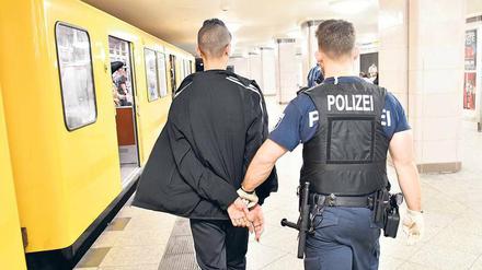 Es fängt klein an. Bei einer Polizeiaktion am Kottbusser Tor in Kreuzberg wurden am Mittwoch wieder mal Kleinkriminelle festgenommen. Viele stammen aus Nordafrika, steigen hier in den Drogenhandel ein – und einige verfallen radikalen Predigern. 