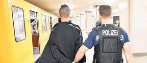 Es fängt klein an. Bei einer Polizeiaktion am Kottbusser Tor in Kreuzberg wurden am Mittwoch wieder mal Kleinkriminelle festgenommen. Viele stammen aus Nordafrika, steigen hier in den Drogenhandel ein – und einige verfallen radikalen Predigern. 