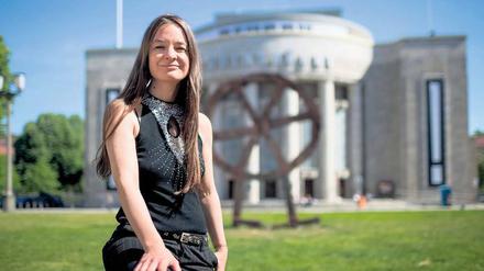 Sängerin AnniKa von Trier vor der Berliner Volksbühne.