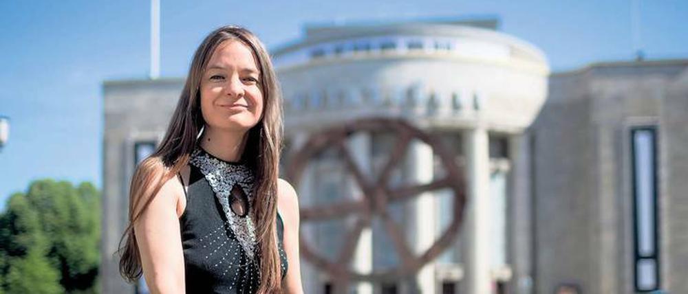 Sängerin AnniKa von Trier vor der Berliner Volksbühne.