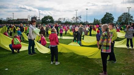 Zahlreiche Kinder proben auf einem Sportplatz in Berlin für die Turnfest-Stadiongala, die am 6. Juni im Berliner Olympiastadion stattfindet.