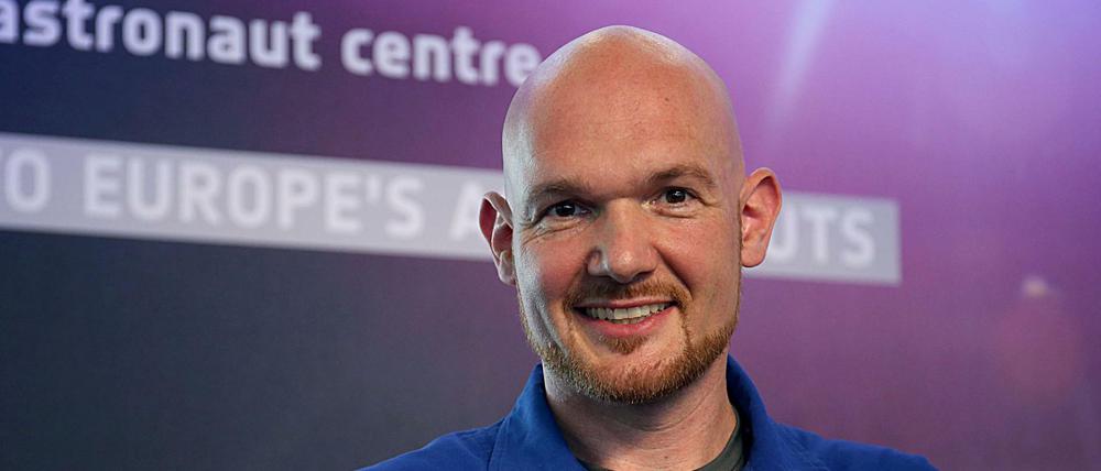 Der Astronaut Alexander Gerst zeigt das Logo seiner neuen Weltraummission "Horizons".