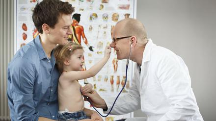 "Der typische Vater ist lockerer. Er signalisiert dem Kind: Alles kein Problem, ist nur der Doktor", sagt der Kinderdoc.