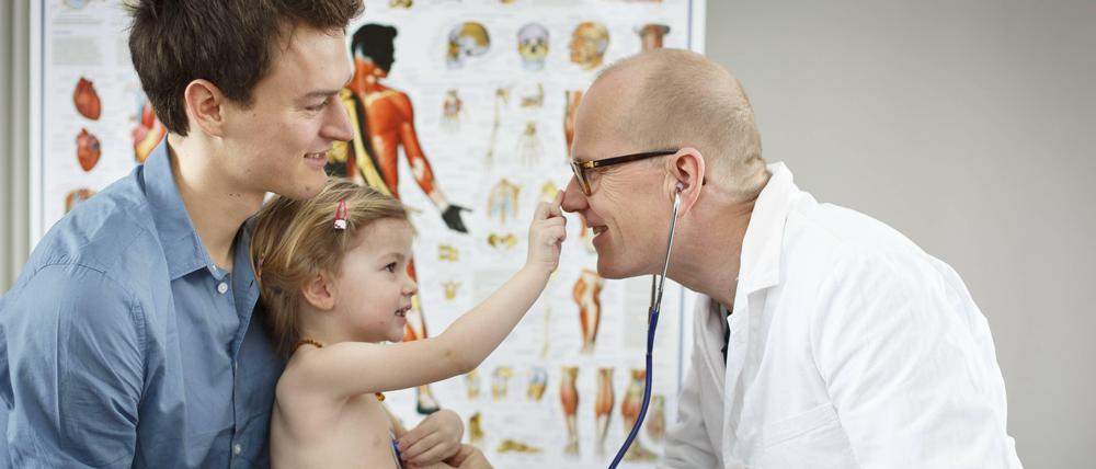 "Der typische Vater ist lockerer. Er signalisiert dem Kind: Alles kein Problem, ist nur der Doktor", sagt der Kinderdoc.