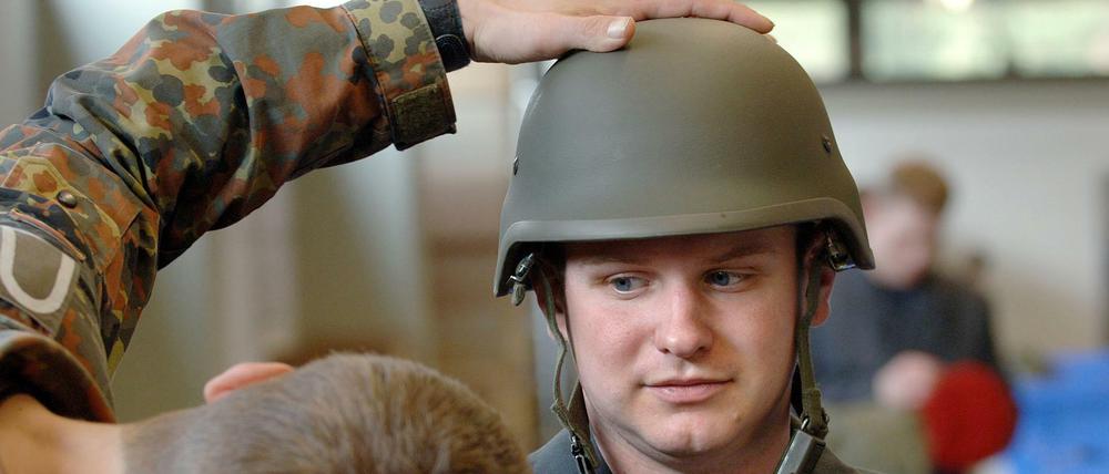 Im Jahr 2011 wurde die Wehrpflicht ausgesetzt - seitdem nahmen auch die Meldungen von extremistischen Verdachtsfällen ab.