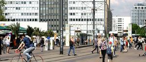 Großstadt-Hektik. In Richtung Hotel Indigo (rechts im Bild) gilt es, die sechsspurige Alexanderstraße lebend zu überqueren. 