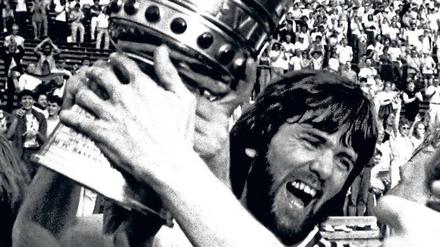 Der erste Berliner Jubel. Friedhelm Funkel gewann mit Bayer Uerdingen beim ersten Finale im Olympiastadion sensationell 2:1 gegen den FC Bayern (rechts). Seither heißt es: „Berlin. Berlin. Wir fahren nach Berlin.“