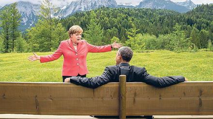 Kanzlerin Merkel erklärt US-Präsident Obama 2015 in Elmau die Welt.