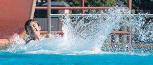 Bauchlandung. Zehn Berliner Freibäder verharren trotz Bullenhitze noch im Wintermodus.