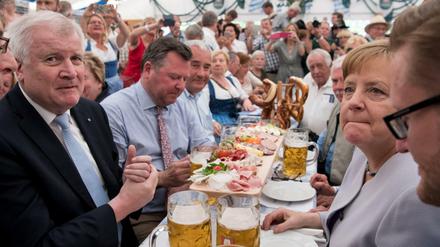 Diese Bilder immer! Angela Merkel (CDU) und Horst Seehofer (CSU) sitzen bei der Truderinger Festwoche in München beim Wahlkampf in einem Bierzelt. - Folge 1