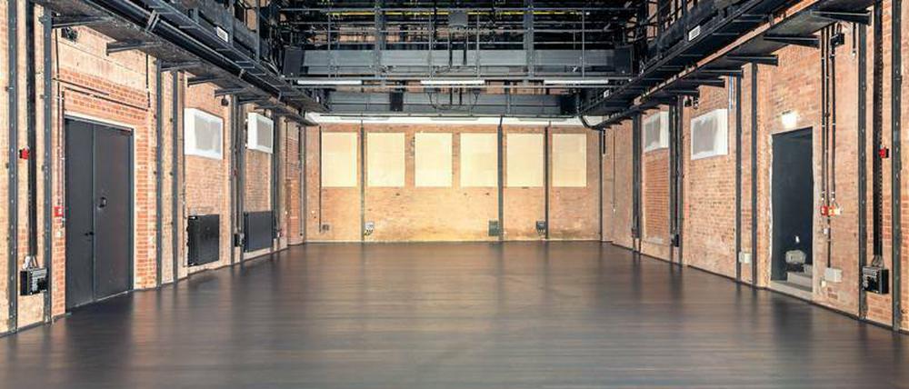 Arbeiterfleiß. Der neue b.a.t.-Theatersaal in der Belforter Straße.