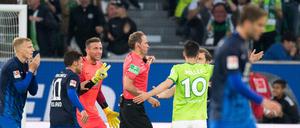 Schiedsrichter Stegemann wird nach einer Elfmeterentscheidung von den Spielern belagert.
