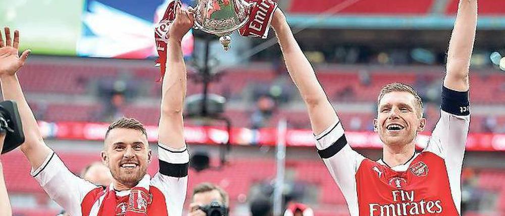 Trostpflaster. Arsenal spielt erstmals seit 20 Jahren nicht in der Champions League, dafür durften sich Aaron Ramsey und Per Mertesacker (r.) über den FA Cup freuen. 