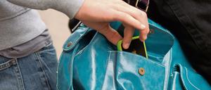 War 2016 noch ein Rekordjahr bei Taschendiebstählen, gehen die Zahlen in den ersten Monaten dieses Jahres stark zurück.