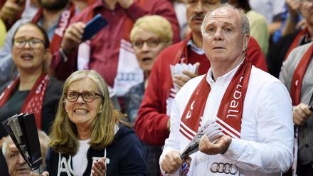 Uli Hoeneß und seine Frau Susanne sind begeisterte Basketball-Zuschauer.