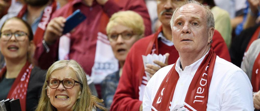 Uli Hoeneß und seine Frau Susanne sind begeisterte Basketball-Zuschauer.