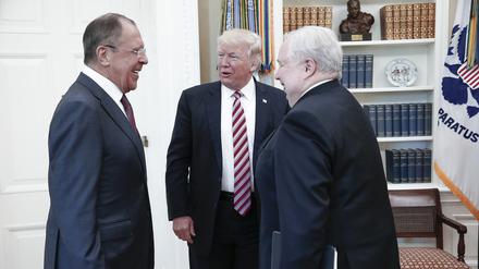 US-Präsident Donald Trump empfing vor drei Wochen den russischen Außenminister Sergej Lawrow (links) und Botschafter Sergej Kisljak (rechts) im Oval Office. Das Foto wurde vom russischen Außenministerium veröffentlicht. 