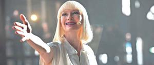 Tilda Swinton spielt in "Okja" eine Managerin, die allein am Profit orientiert ist.