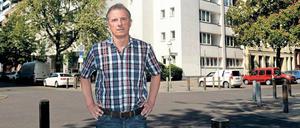 Hans Brombosch vor dem Haus seiner Eltern in der Schillerstraße 29. 