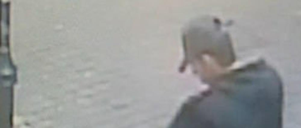 Überwachungsbilder zeigen den Manchester-Attentäter Salman Abedi kurz vor der Tat mit einem blauen Koffer.