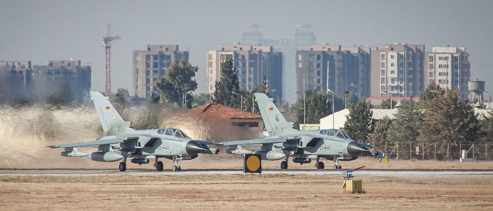 Zwei Bundeswehrtornados starten von Incirlik aus zum Aufklärungsflug über IS-Gebiet.