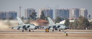 Zwei Bundeswehrtornados starten von Incirlik aus zum Aufklärungsflug über IS-Gebiet.