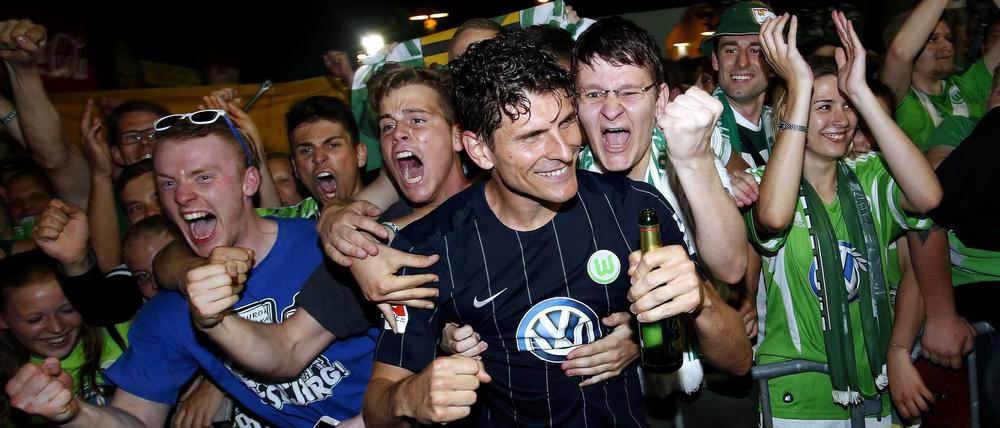 Mario Gomez und die Fans bejubeln den Klassenverbleib.